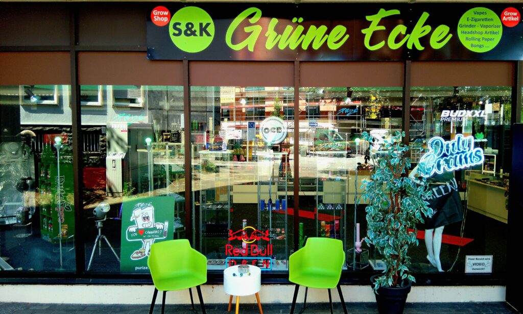 Laden Frontbild mit Schaufenster Grüne Ecke Meschede